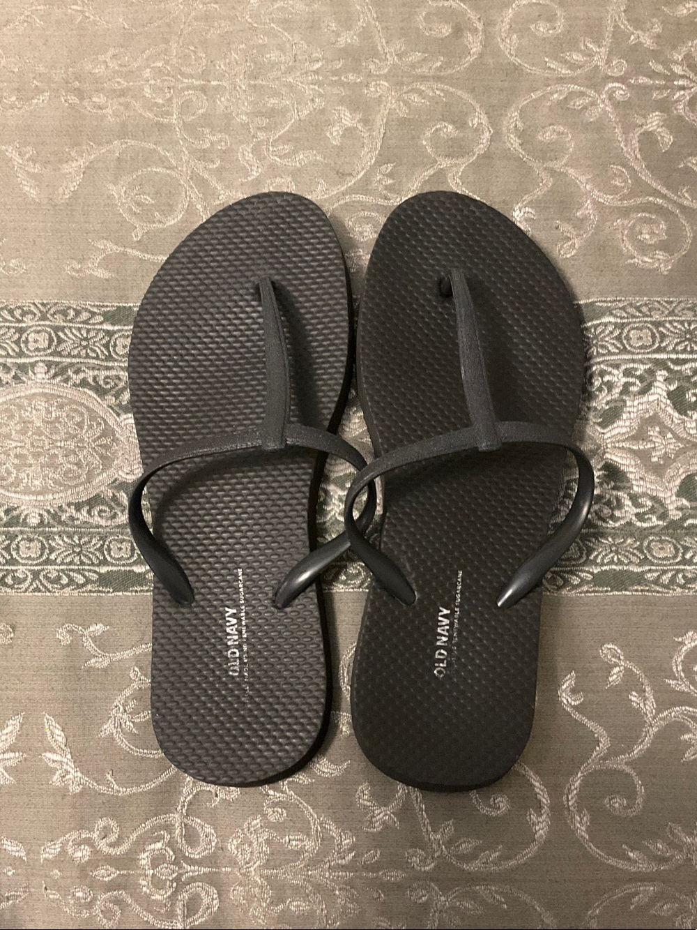 Old Navy Black Minimalist Toe-Loop Flip Flops